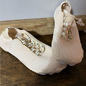 Elegant Cream Women's Sneakers